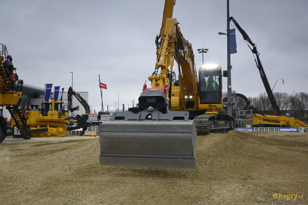 Pásové rypadlo Komatsu PC210LCi-11