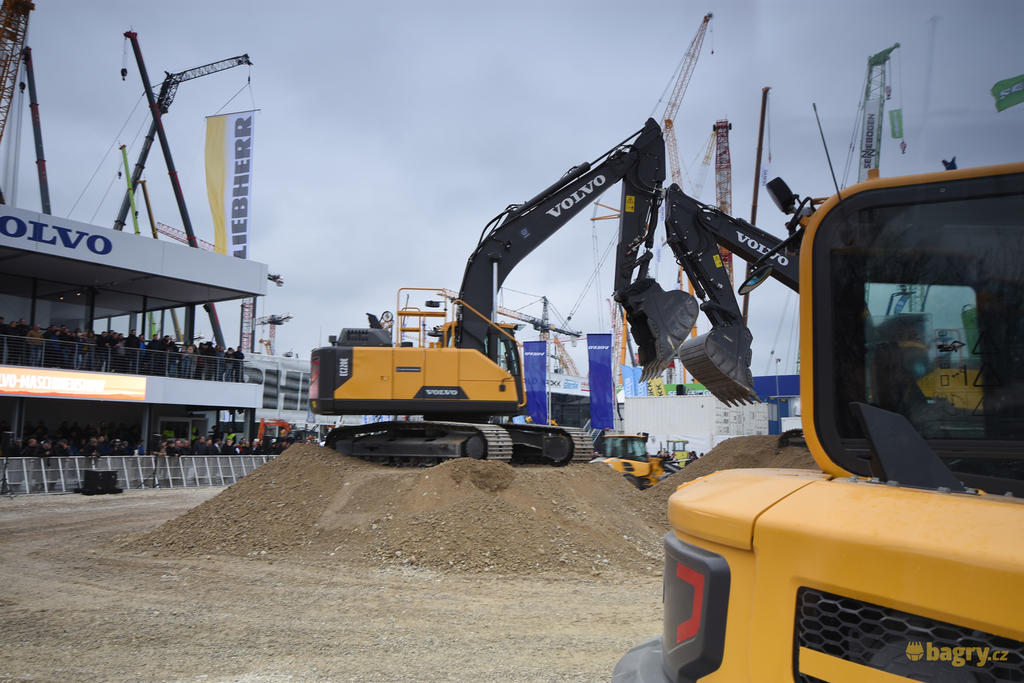 Pásové rypadlo Volvo EC220E