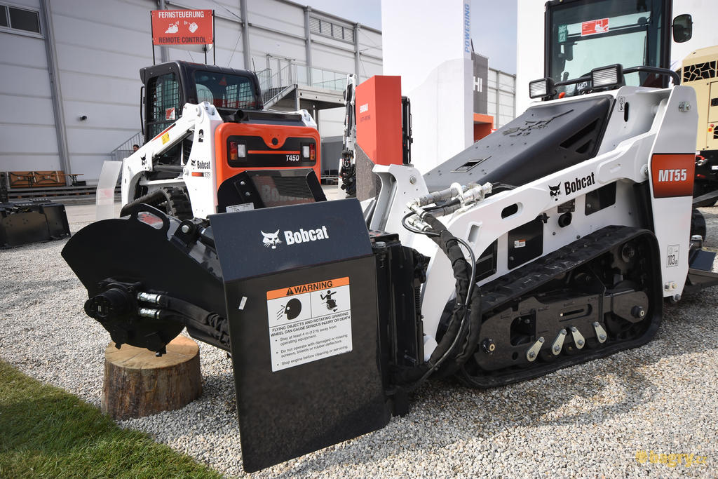 Pásový smykem řízený nakladač Bobcat MT55