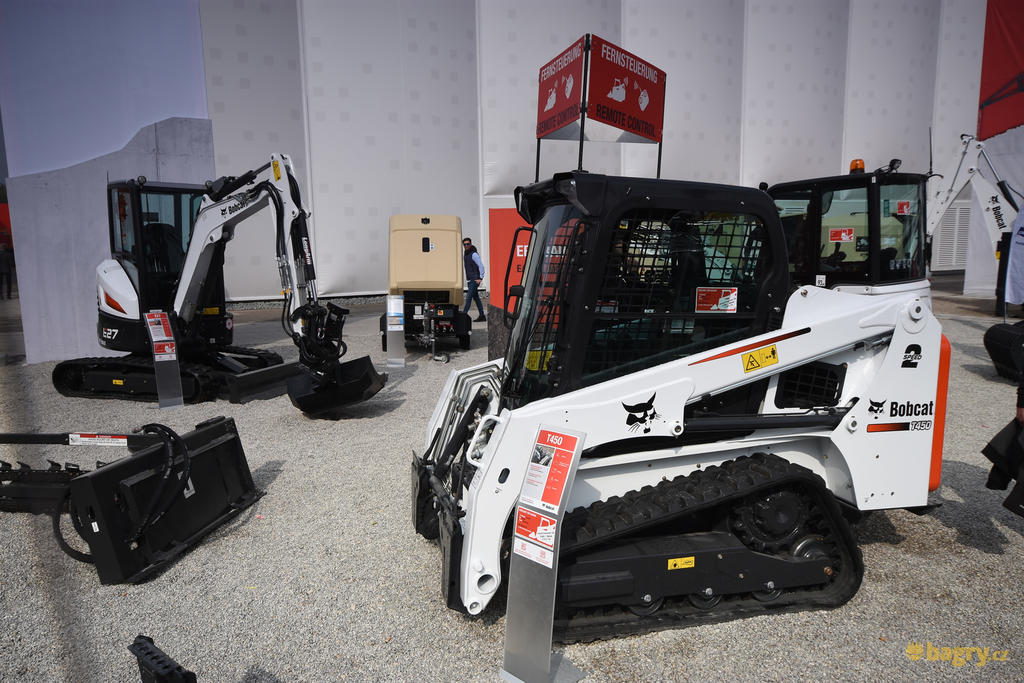 Pásový smykem řízený nakladač Bobcat T450