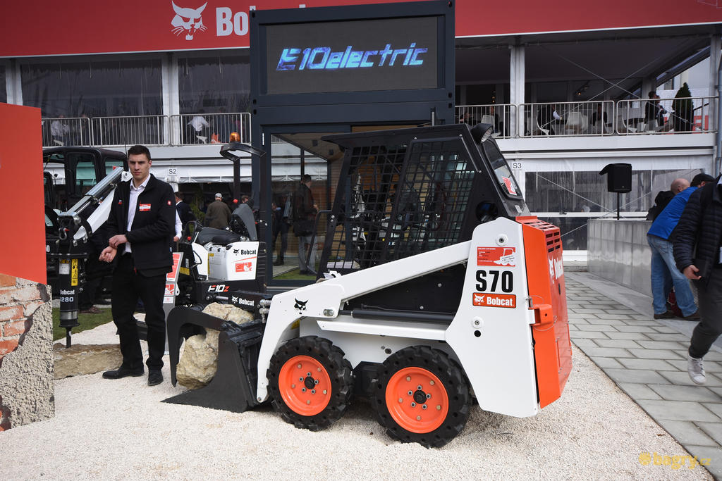 Smykem řízený nakladač Bobcat S70