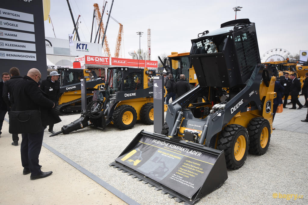 Smykem řízený nakladač John Deere 318G