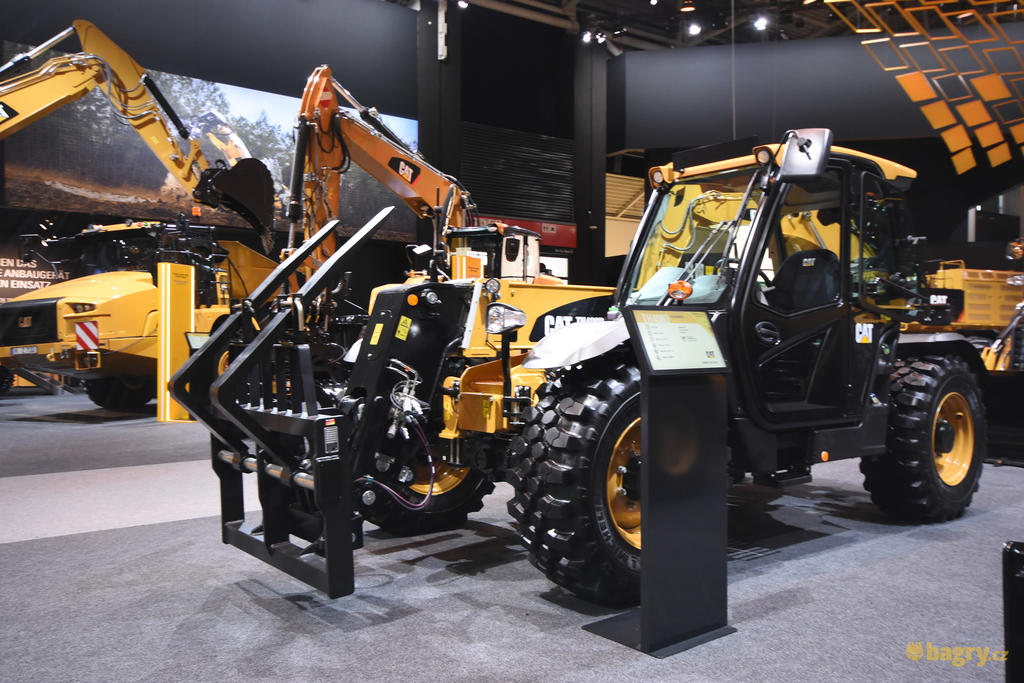 Teleskopický manipulátor Caterpillar TH408D
