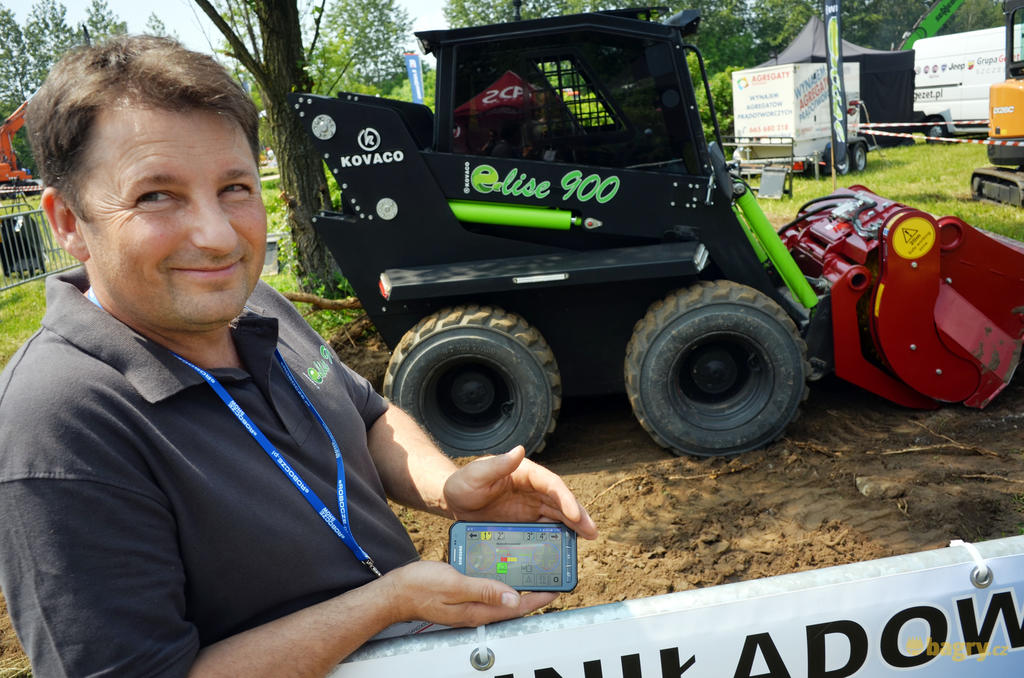 Elektrický smykem řízený nakladač Kovaco Elise 900 na dálkové ovládání přes mobilní telefon s Androidem