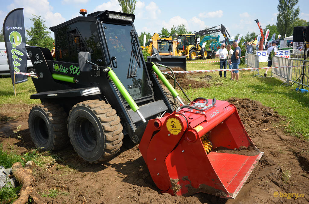 Elektrický smykem řízený nakladač Kovaco Elise 900 s třídicí lžící Lloyd Rotastar RS4-9