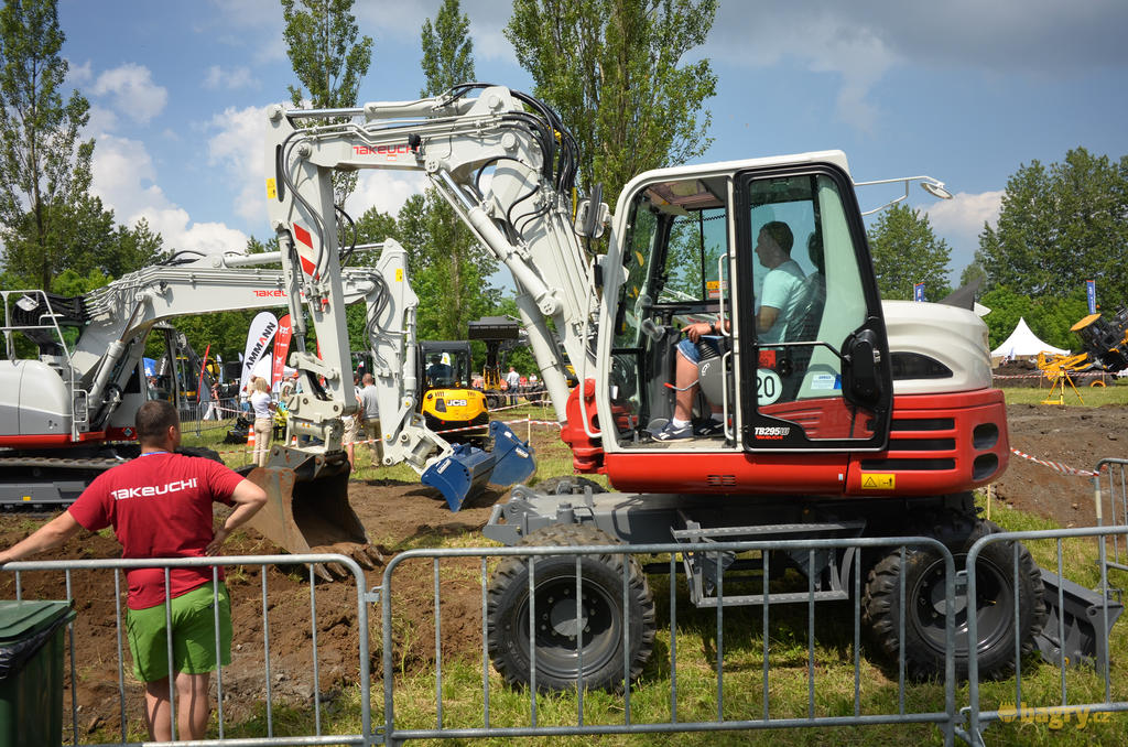 Kolové midirypadlo Takeuchi TB295W