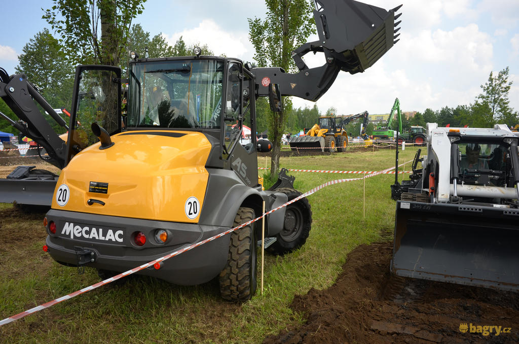 Otočný kolový teleskopický nakladač Mecalac AS700