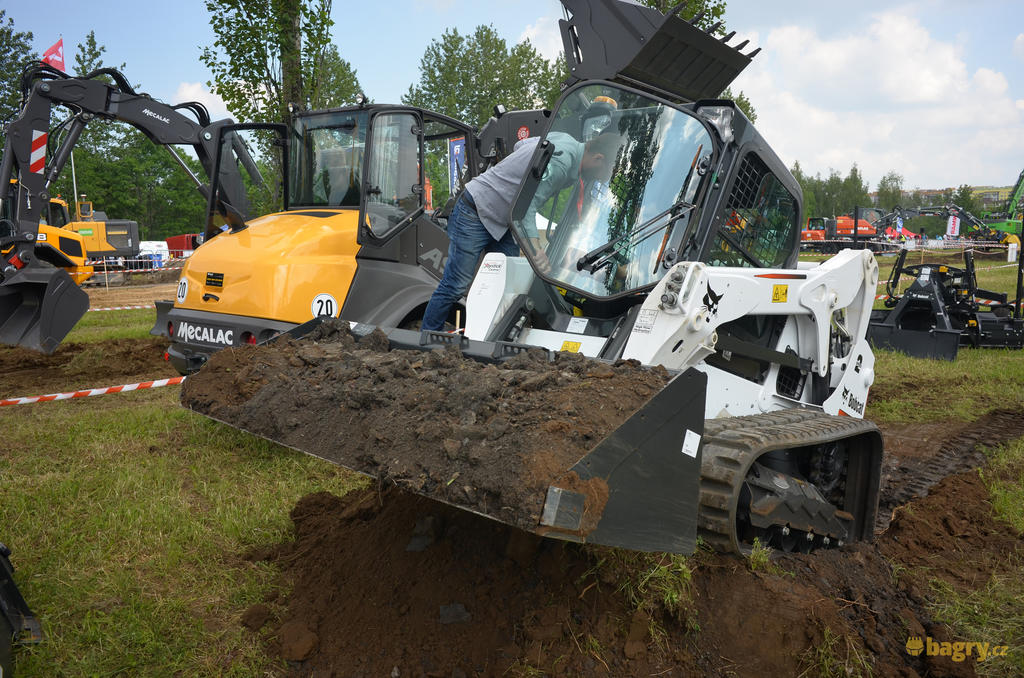 Pásový smykem řízený nakladač Bobcat T650