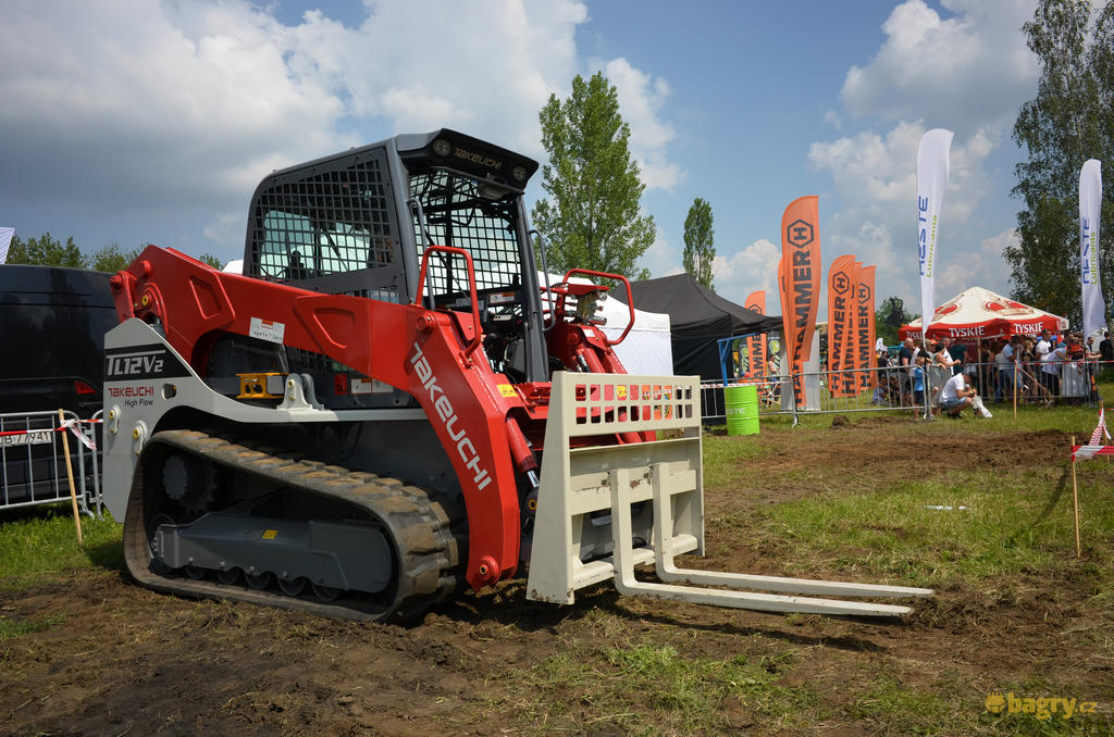 Pásový smykem řízený nakladač Takeuchi TL12V2