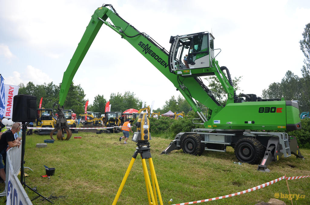Překládkové rypadlo Sennebogen 830E