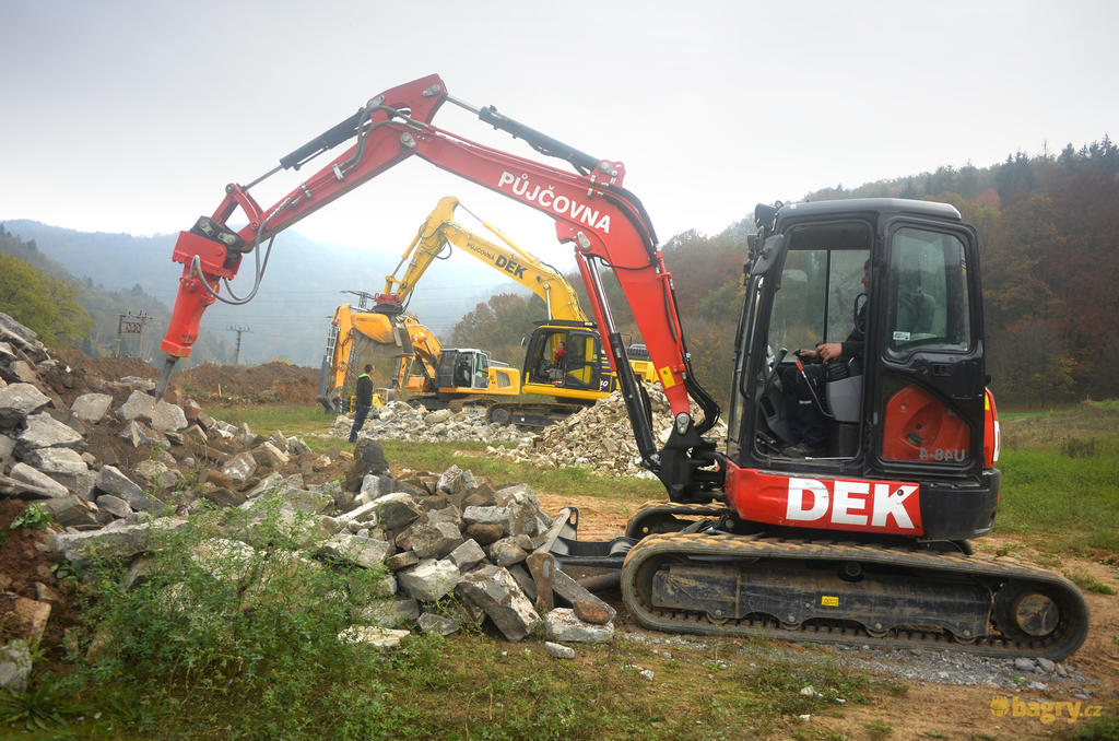 03. Pásové minirypadlo Kubota U48-4 s hydraulickým kladivem Epiroc SB 202 z půjčovny DEK