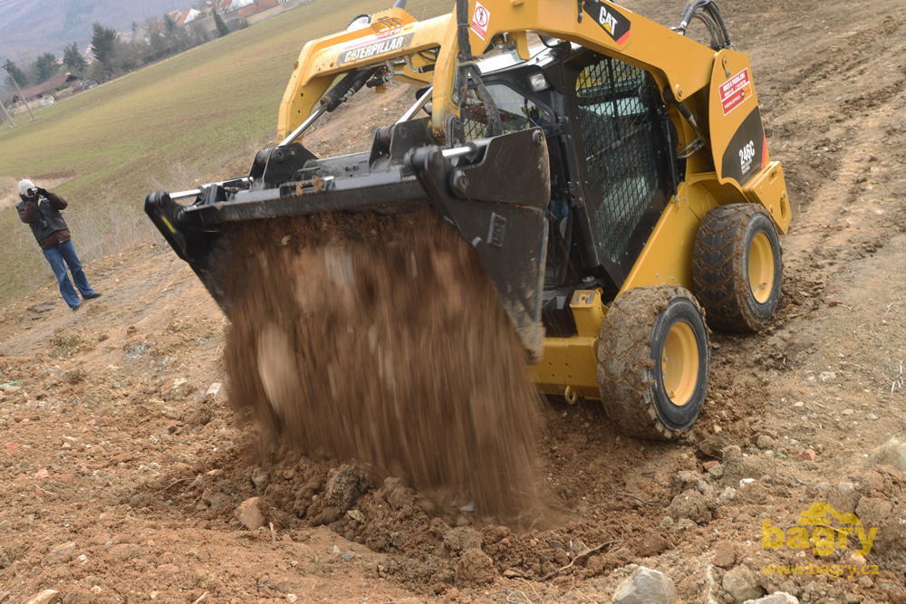 Smykem řízený nakladač Caterpillar 246C