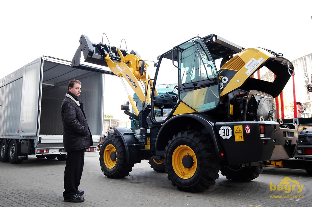 Kolový nakladač Komatsu WA90-6