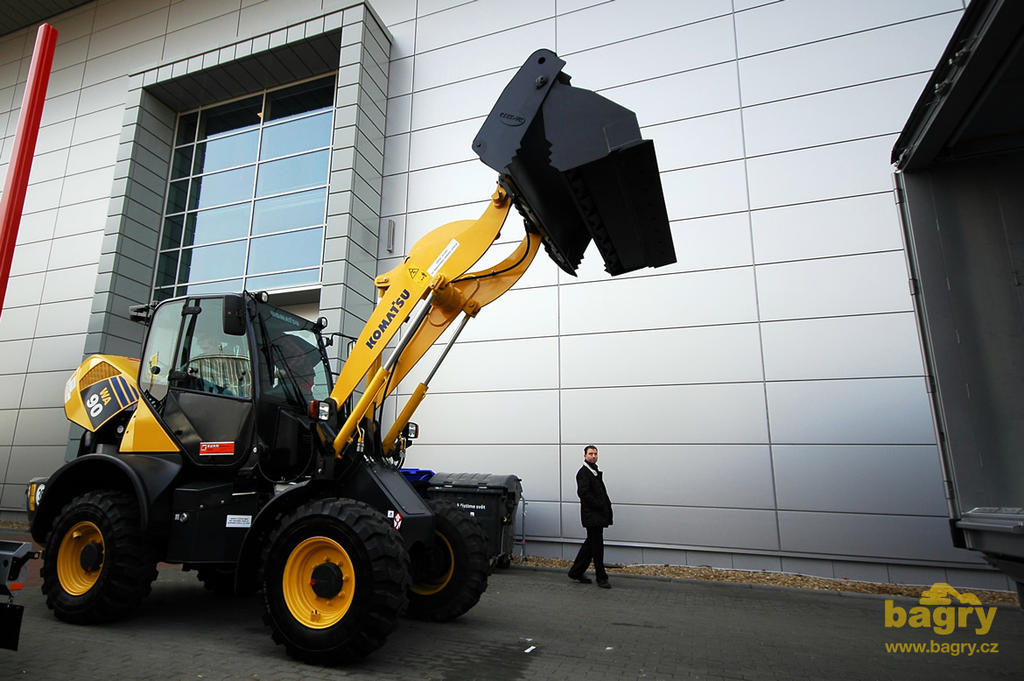 Kolový nakladač Komatsu WA90-6