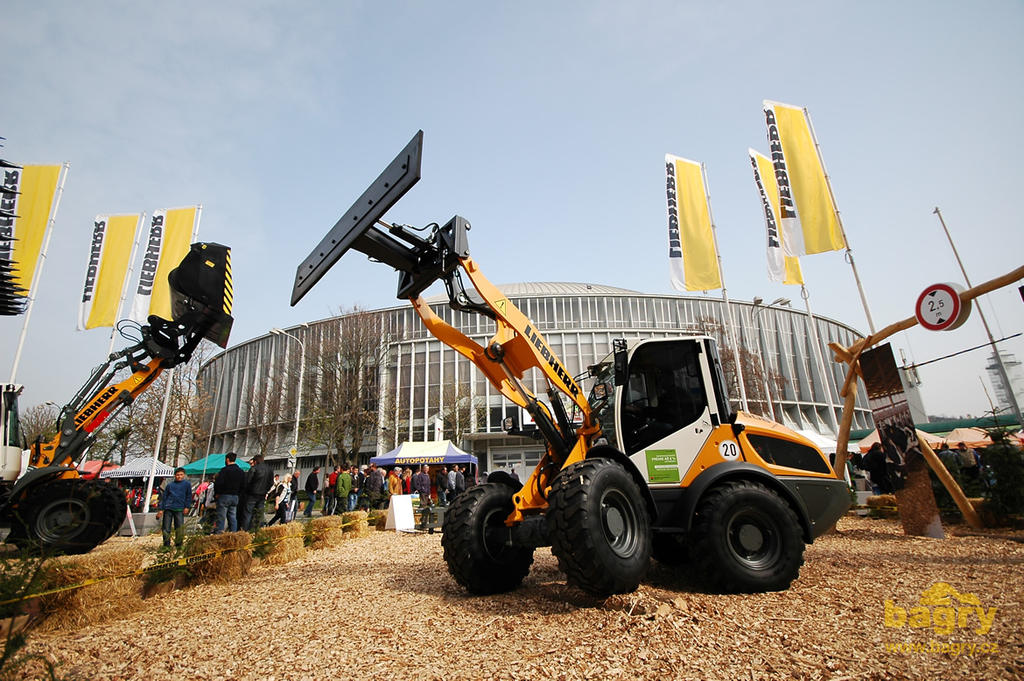 Kolový nakladač Liebherr L 506 Compact s nahrnovací radlicí Kame-VM VL 2100