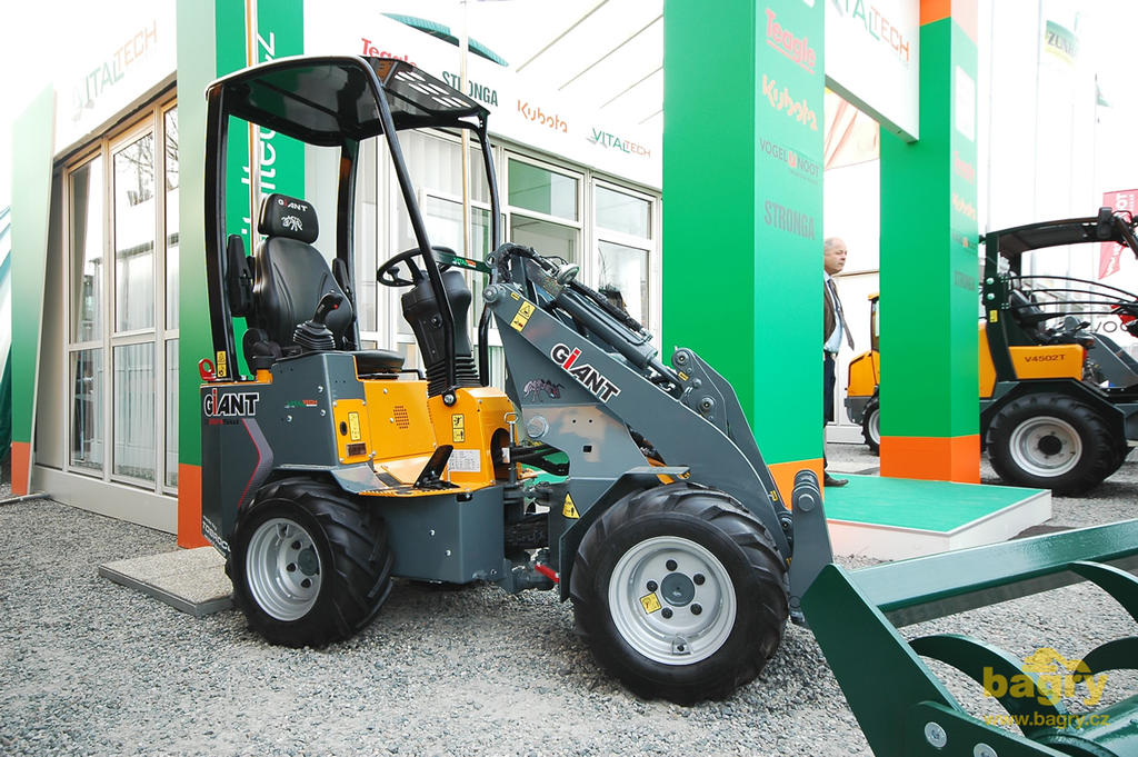 Kolový nakladač Tobroco Giant D254SW