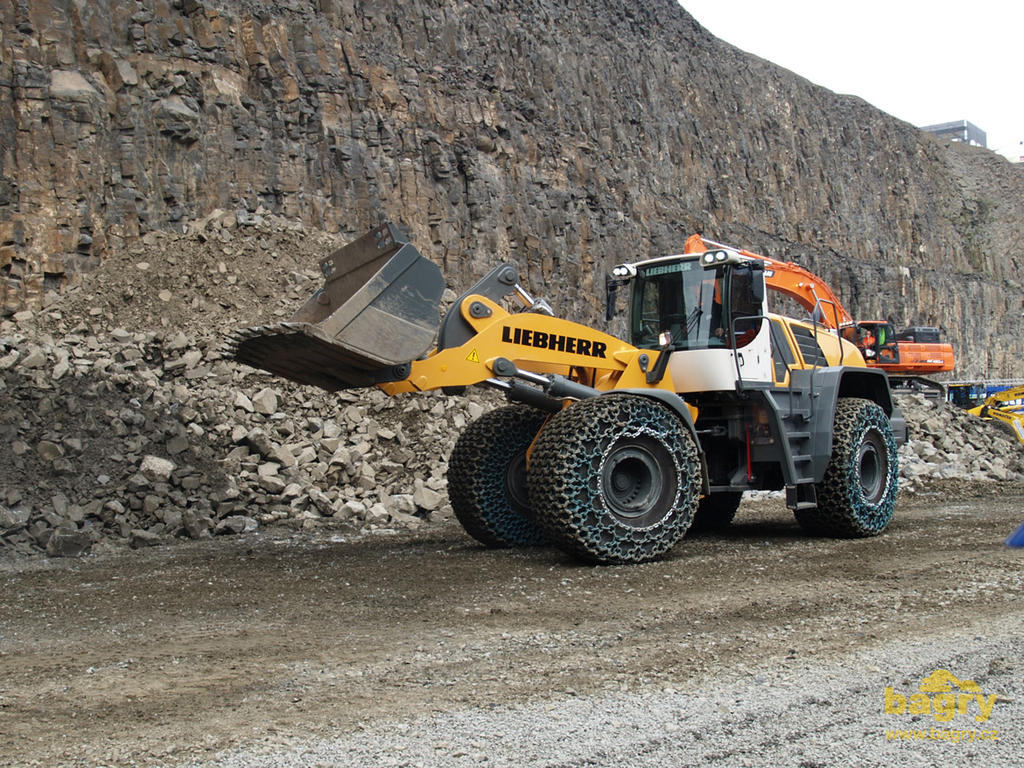 Nakladač Liebherr L586