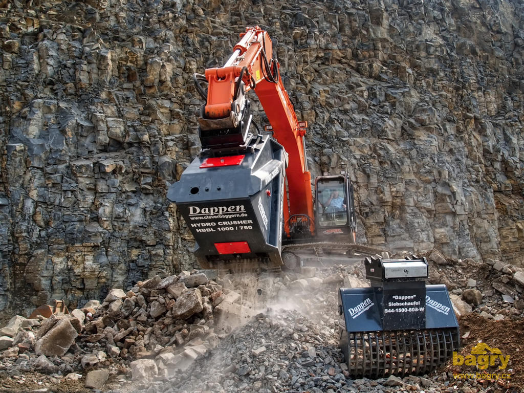 Pásové rypadlo Hitachi ZAXIS s drtící lopatou Dappen HBBL 1000-750, v popředí typ B44-1500-80S-W