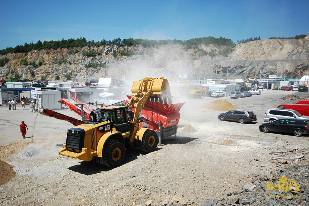 Kolový nakladač Caterpillar 972K zásobuje třídič Terex Finlay 883 s třídicí skříní Spaleck