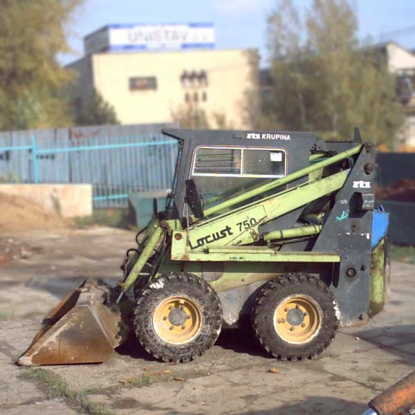 Jak koupit starší smykem řízený nakladač a neprohloupit