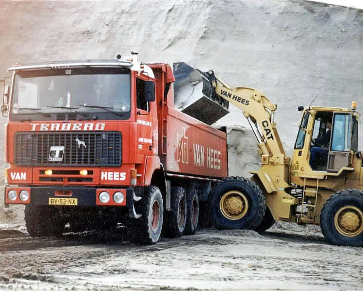 Caterpillar 936E nakládá