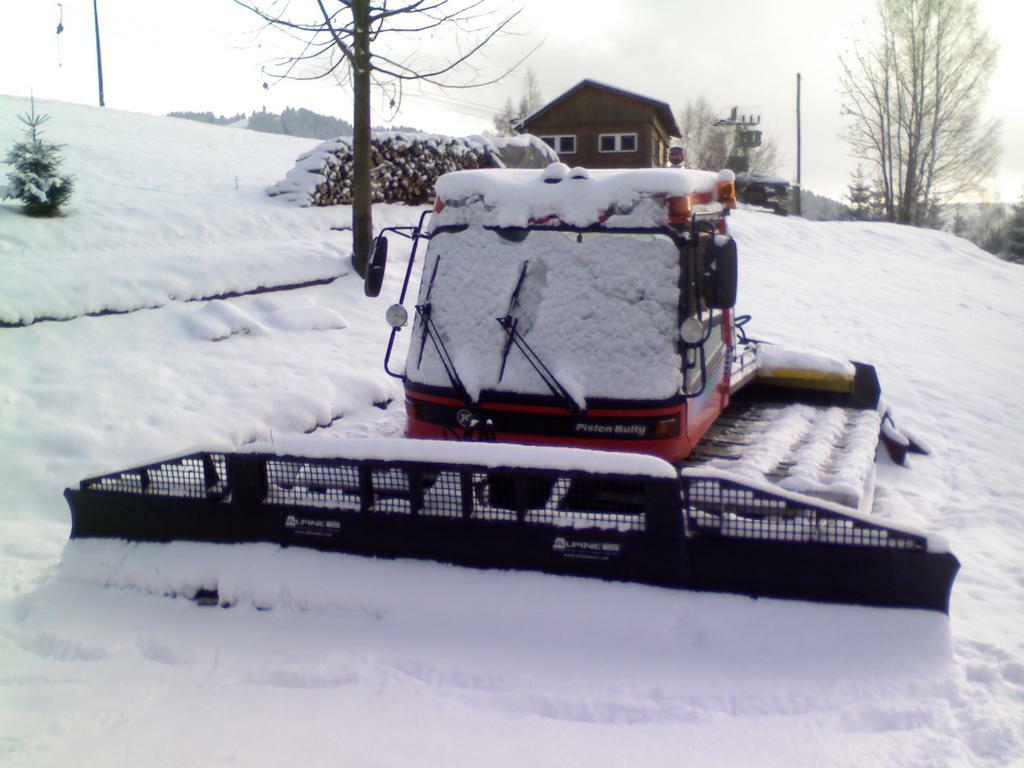 Léto - Terex HR14, Zima - Pistenbully260 :)