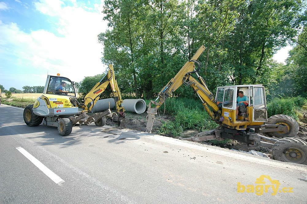 Kráčející rypadla Menzi Muck A51 a 6000 T2 firmy Zepos RS