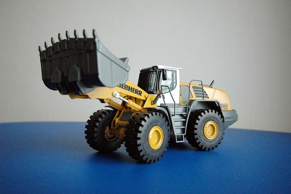 Dobročinná aukce modelu č. 2 (Liebherr L 586)