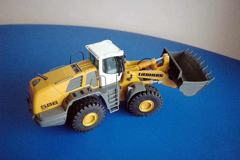 Dobročinná aukce modelu č. 2 (Liebherr L 586)