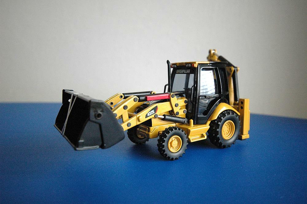 Dobročinná aukce modelu č. 3 (Caterpillar 432E)
