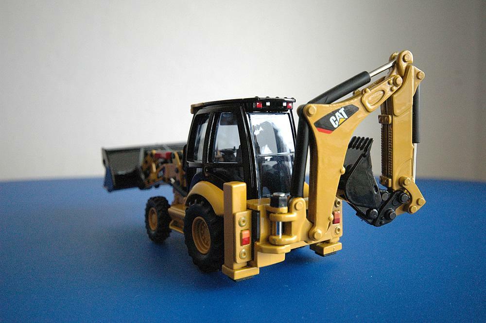 Dobročinná aukce modelu č. 3 (Caterpillar 432E)