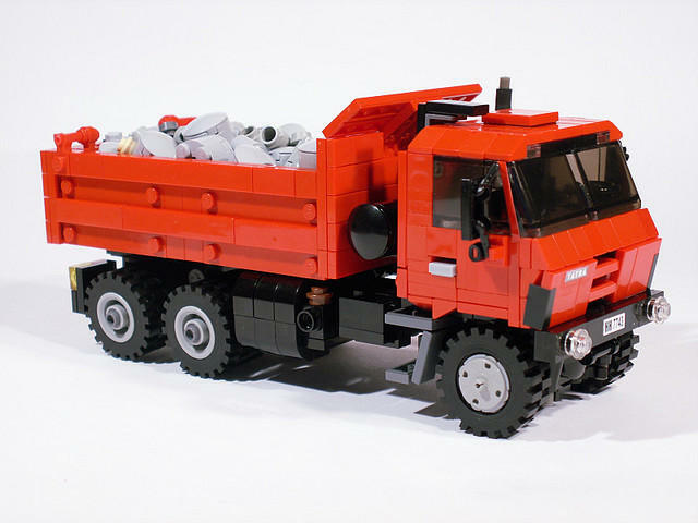 Nevíte co dát synátorům pod stromeček, zkuste tohle Lego Tatra,. Vůbec jsem netušil, že se něco takového vyrábí, vím, že lego vyrábí nějké bagry a nakladače, ale že i Tatru, možná nějaká limitovaná edice:-D        http://www.flickr.com/photos/jerac/3184530881/in/photostream/