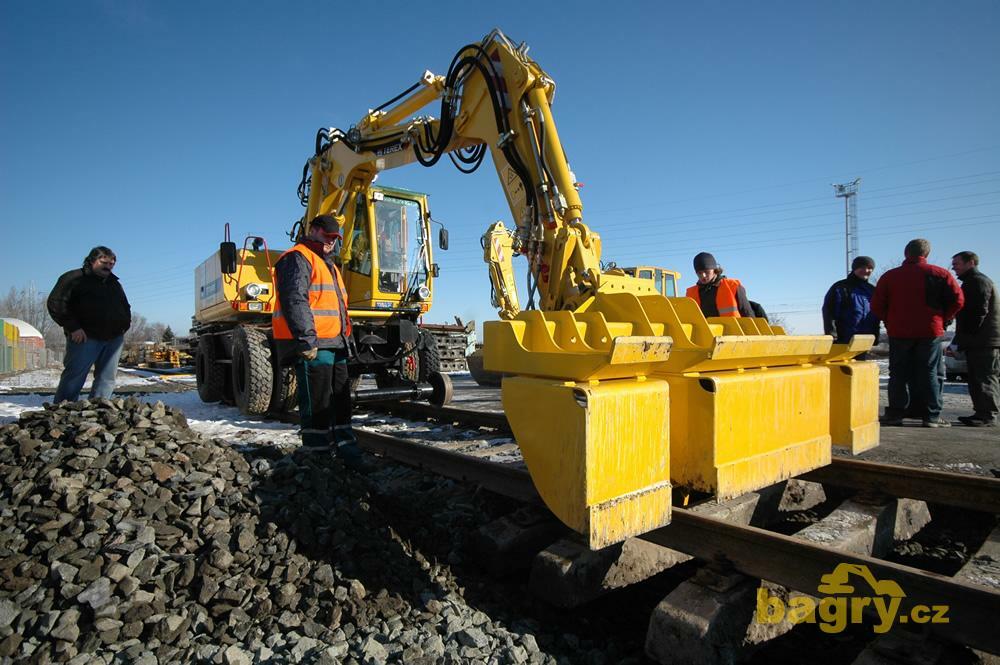 Měnič pražců Windhoff ASW na dvoucestném rypadle Terex 1404 ZW