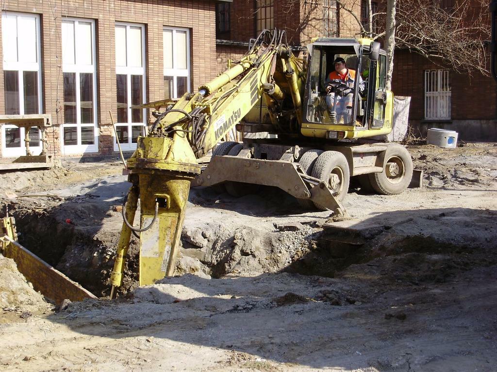opět KOMATSU-otočný výložník v akci
