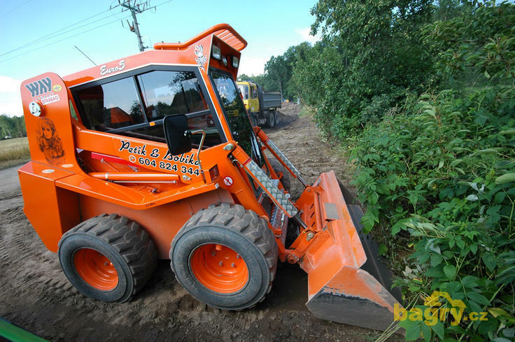 Vytuněný Locust L 903 z fotoreportáže rozšiřování silnice mezi Týništěm nad Orlicí a Třebechovicemi pod Orebem. Ale jen vzhledově, lopata vypadá obyčejně a ani žádný spešl kastlík nevidím.