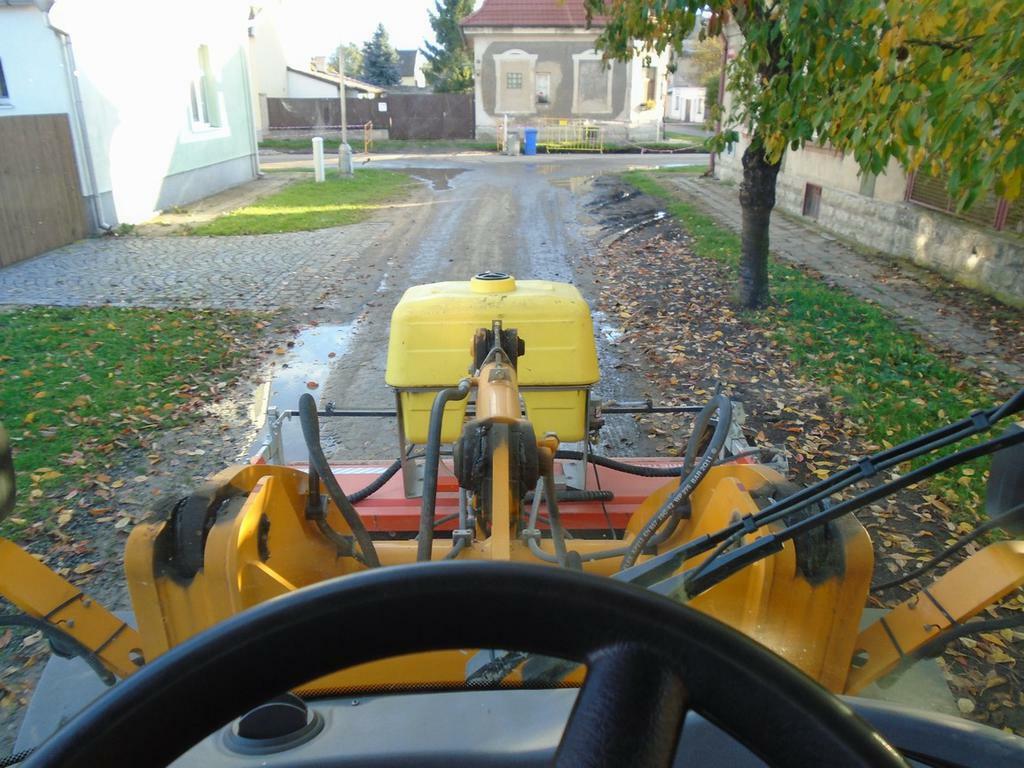 Re: Zametač pro stavební stroje KM-S