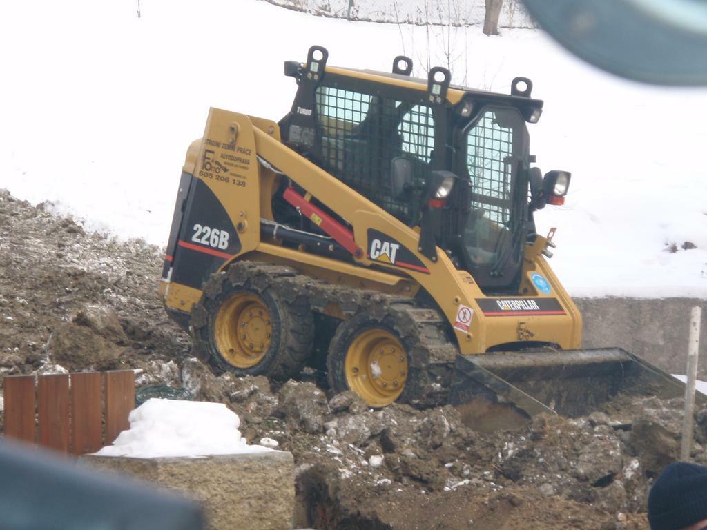 Re: Bobcat s 300 nebo Case 445 series 3