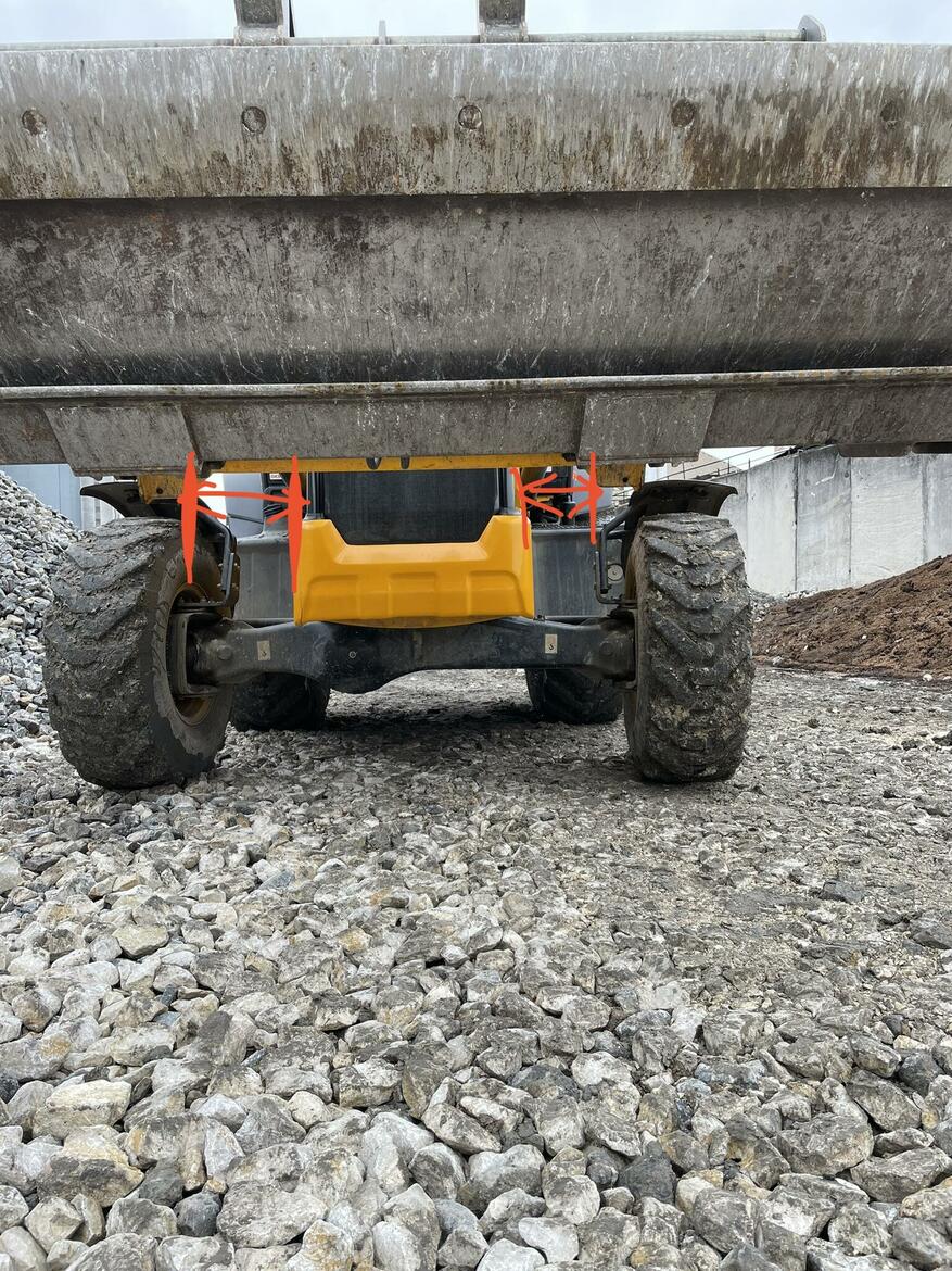 Bočný náraz auta do prednej lopaty JCB