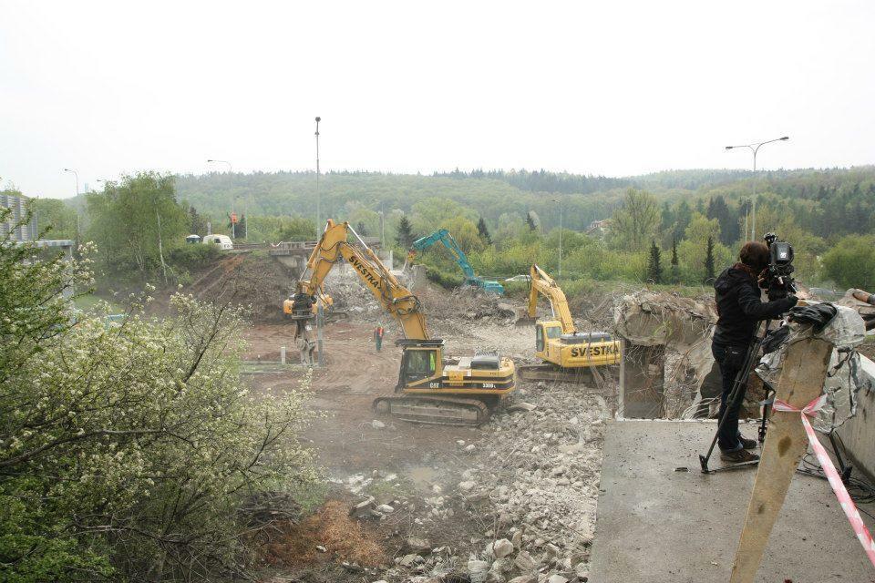 Demolice, když se rozednívalo....