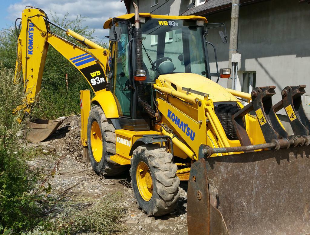 Fiat KOBELCO FB 100.2   VS   Komatsu WB93r