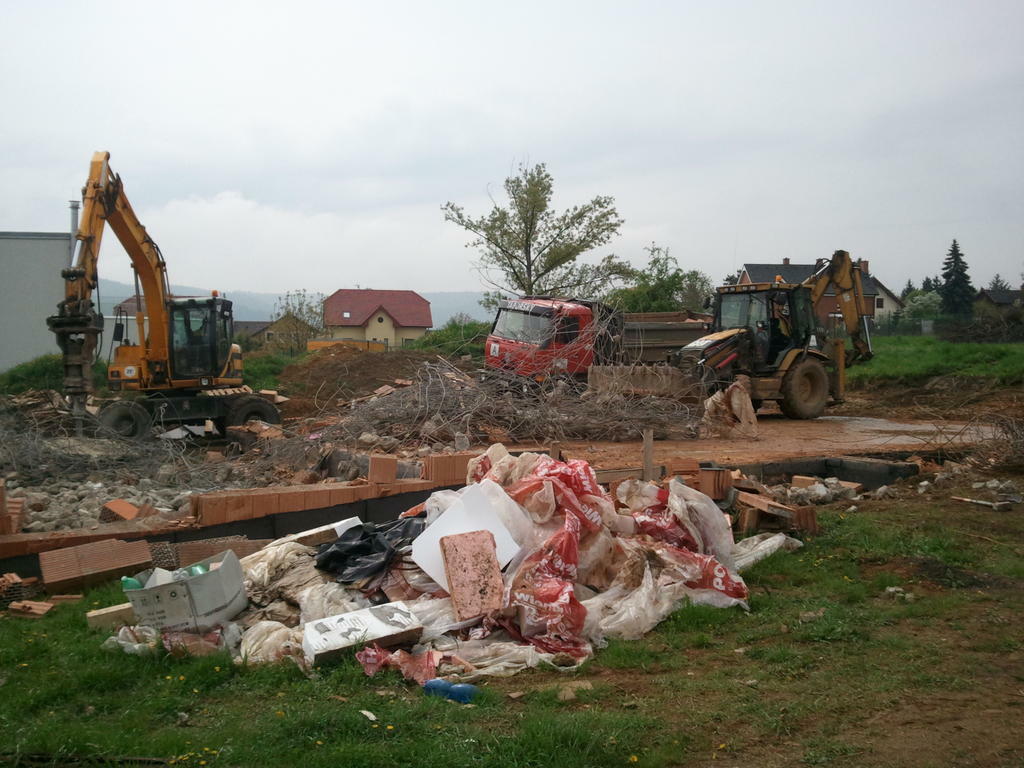 demolice měsíc starého domu klukům slovenskejm se to nepovedlo.....