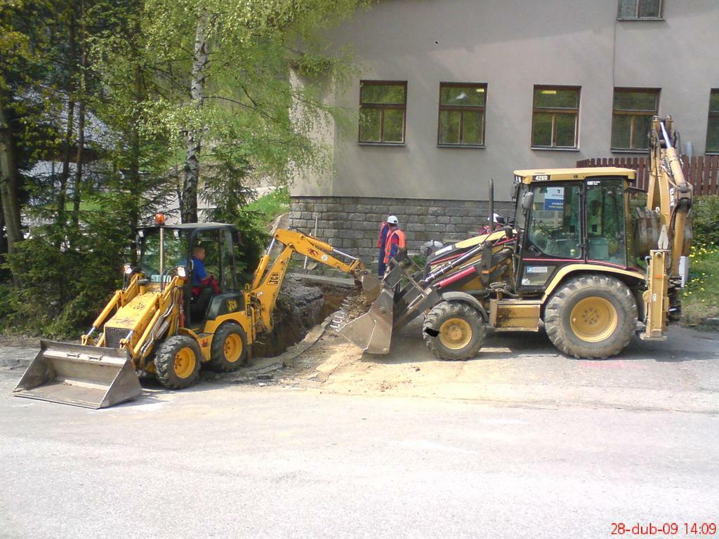 JCB 1CX + CAT 428D