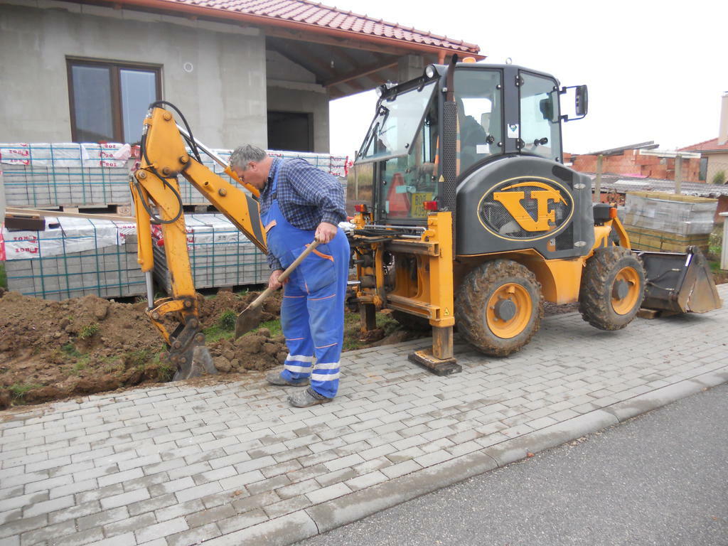 Re: JCB 2CX-JCB 1CX-Bobek s podkopem?