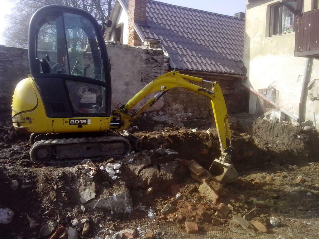 JCB 8018 r.v. 2007 záhada