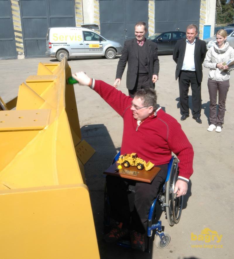 Pan Ševců křtí svůj dozer