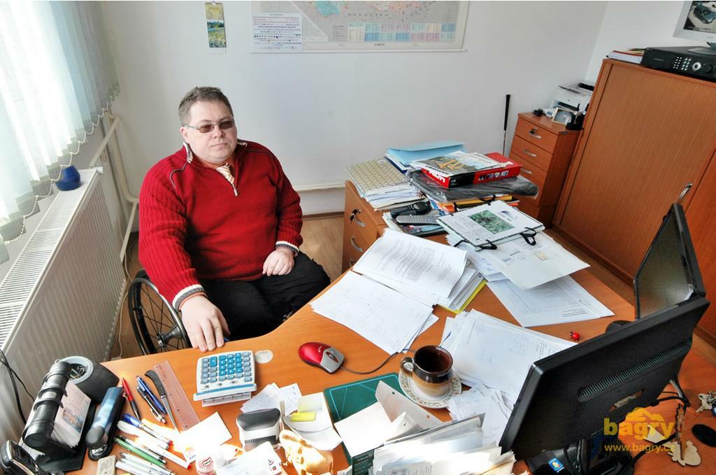 Pan Ševců ve své kanceláři