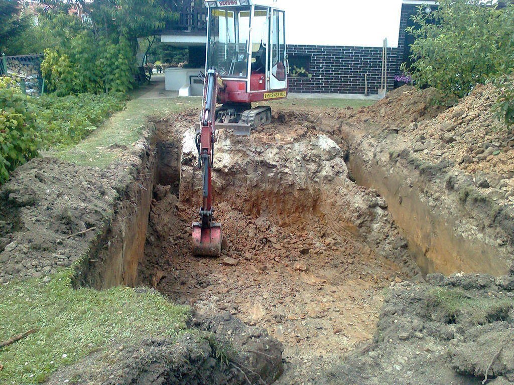 Výkop bazénu 6,5x3,5x1,4 m
