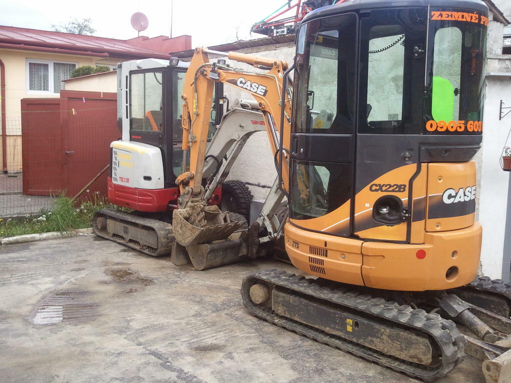 Takeuchi TB 23 R a CASE CX 22 B