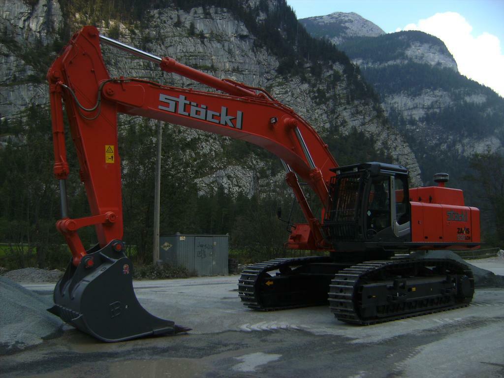 HITACHI ZX 520 LCH - 52 tun hmotnosti.