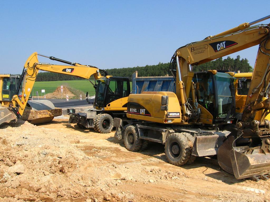 CAT M 316C a za ním ještě zářící novotou CAT M 313D